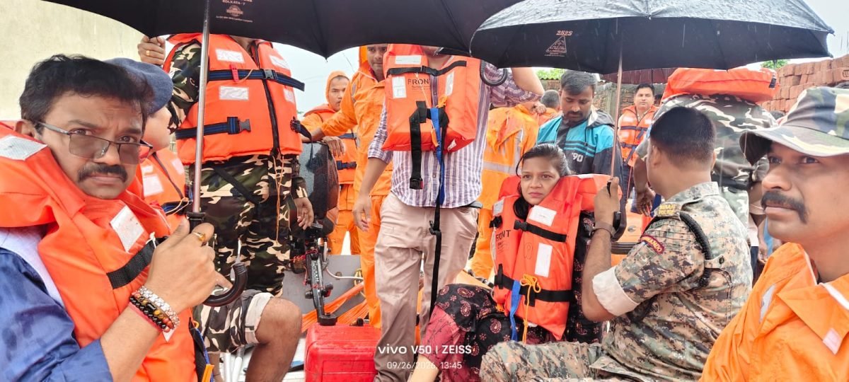 पश्चिमी चंपारण में बढ़ते जलस्तर के बीच तटबंधों का निरीक्षण, प्रभावित परिवार राहत शिविर में पहुंचे